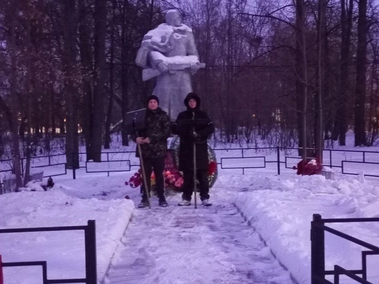 Уборка территории памятника Неизвестному солдату.