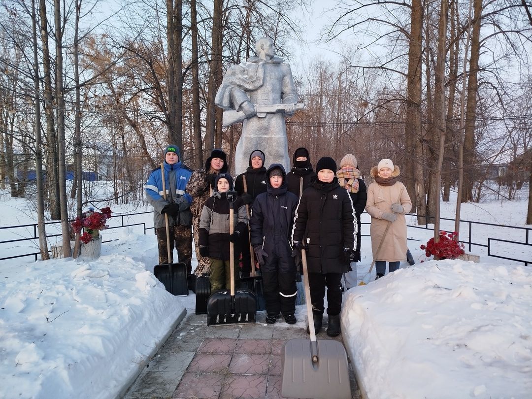 Уборка на территории памятника Неизвестному солдату.