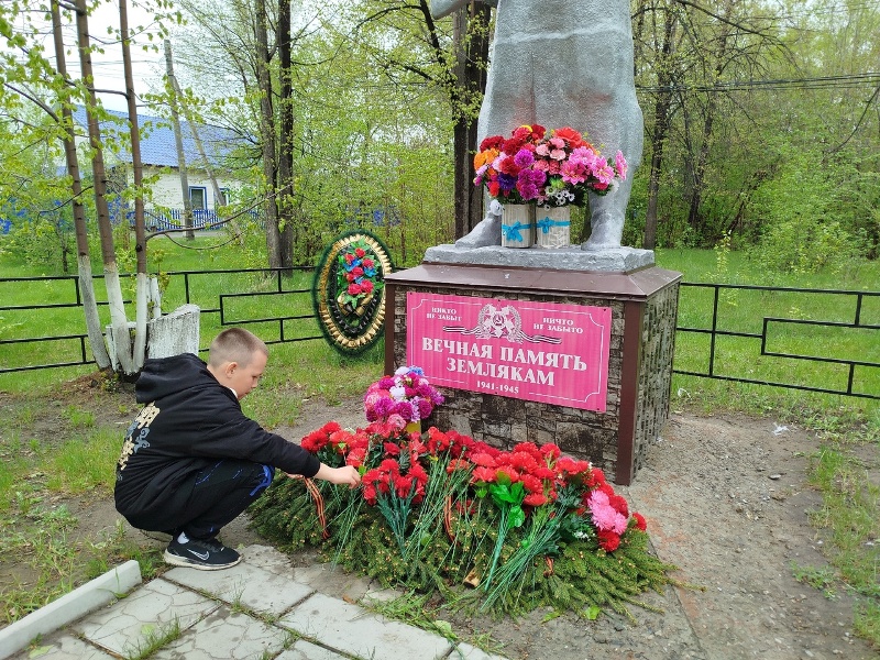 Хранители истории навели порядок на территории памятника Неизвестному солдату..