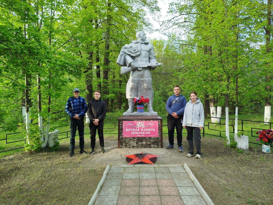 Уборка на территории памятника Неизвестному солдату.