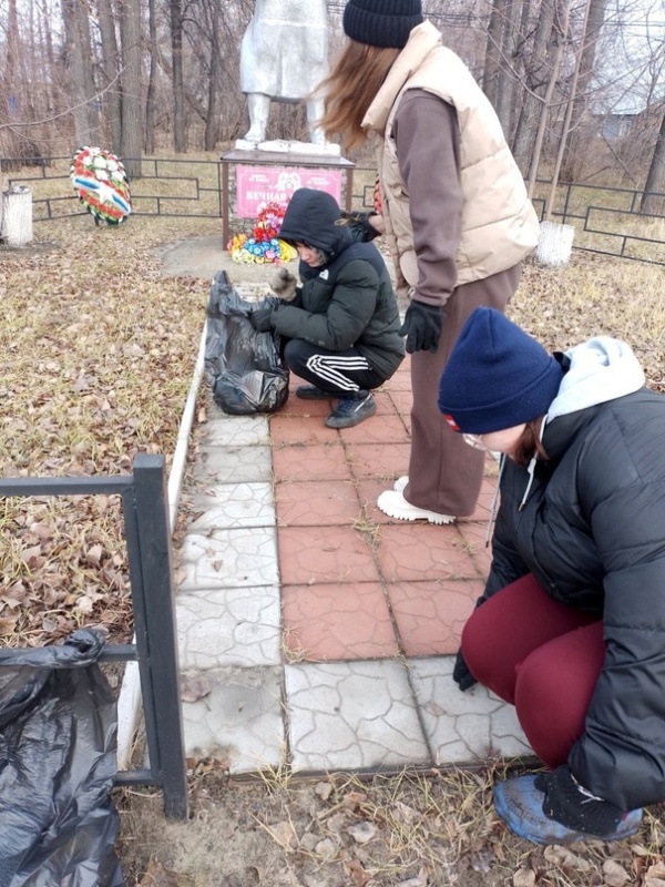 Первые помогают.