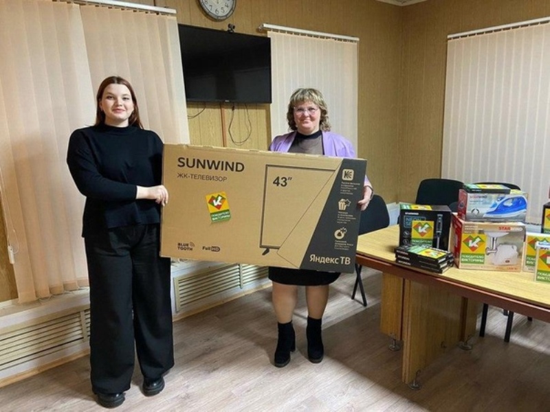 Победители по итогам первого дня викторины «Великие имена России. Курганская область» получают подарки и делятся впечатлениями.
